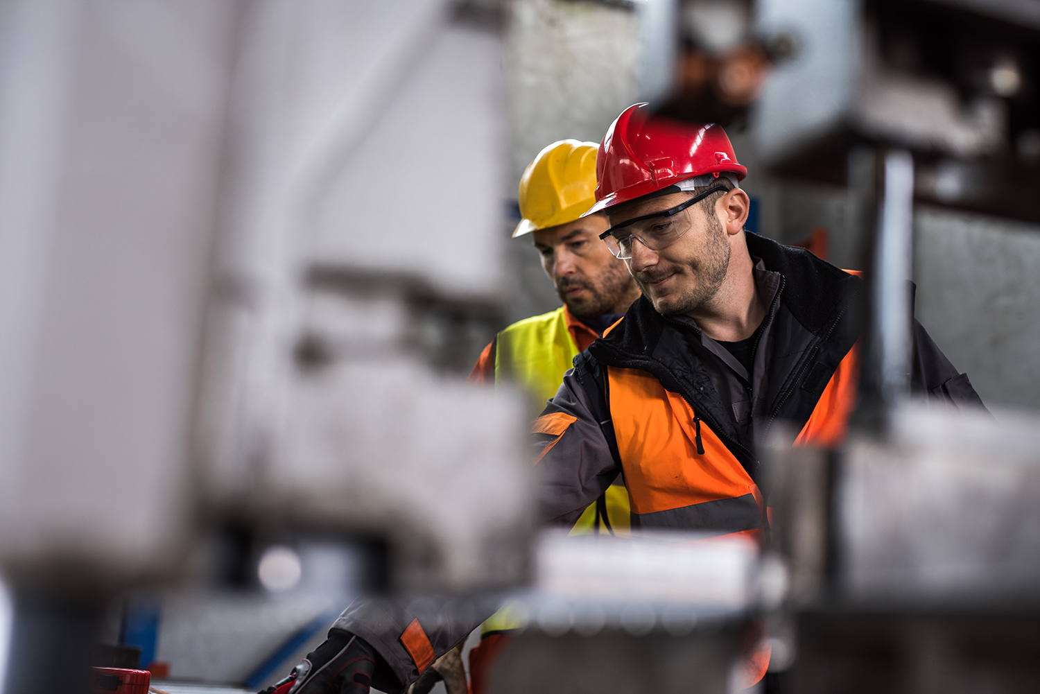 zwei epu-Fachkraefte in der Fabrikhalle am Arbeitsplatz